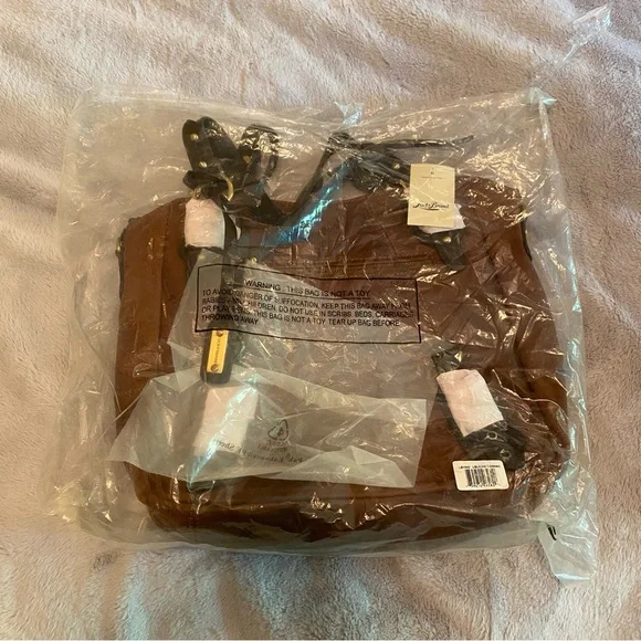 Lucky Brand Buckman Tote in Cognac with zipper close and zip pockets NWT - Picture 16 of 16